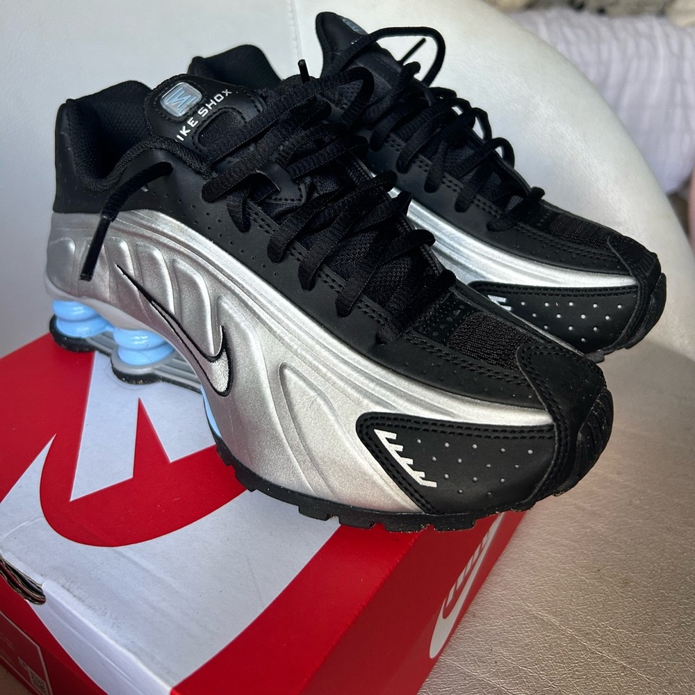 Nike Shox R4 GS in Red and Silver